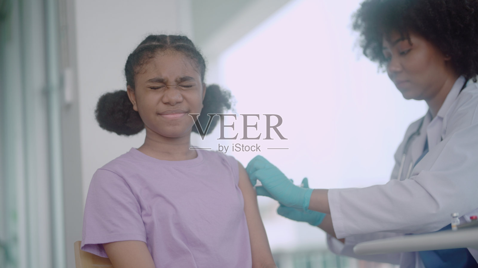 在医院给孩子们接种疫苗照片摄影图片