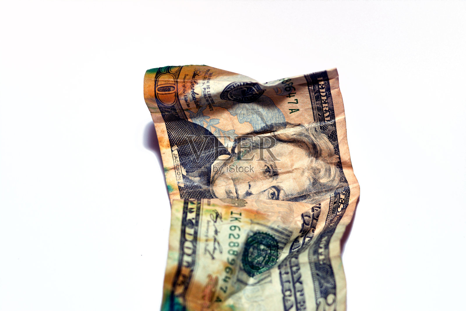 白色背景上皱巴巴的20美元美钞照片摄影图片