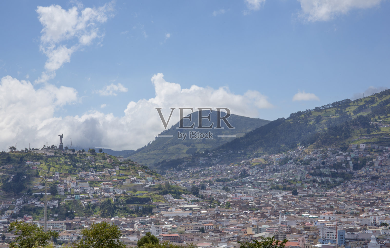 基多郊区的火山照片摄影图片