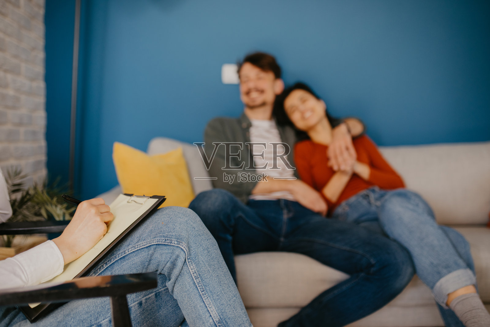 一个无法辨认的心理治疗师在与一对夫妇会面时写笔记的特写照片摄影图片