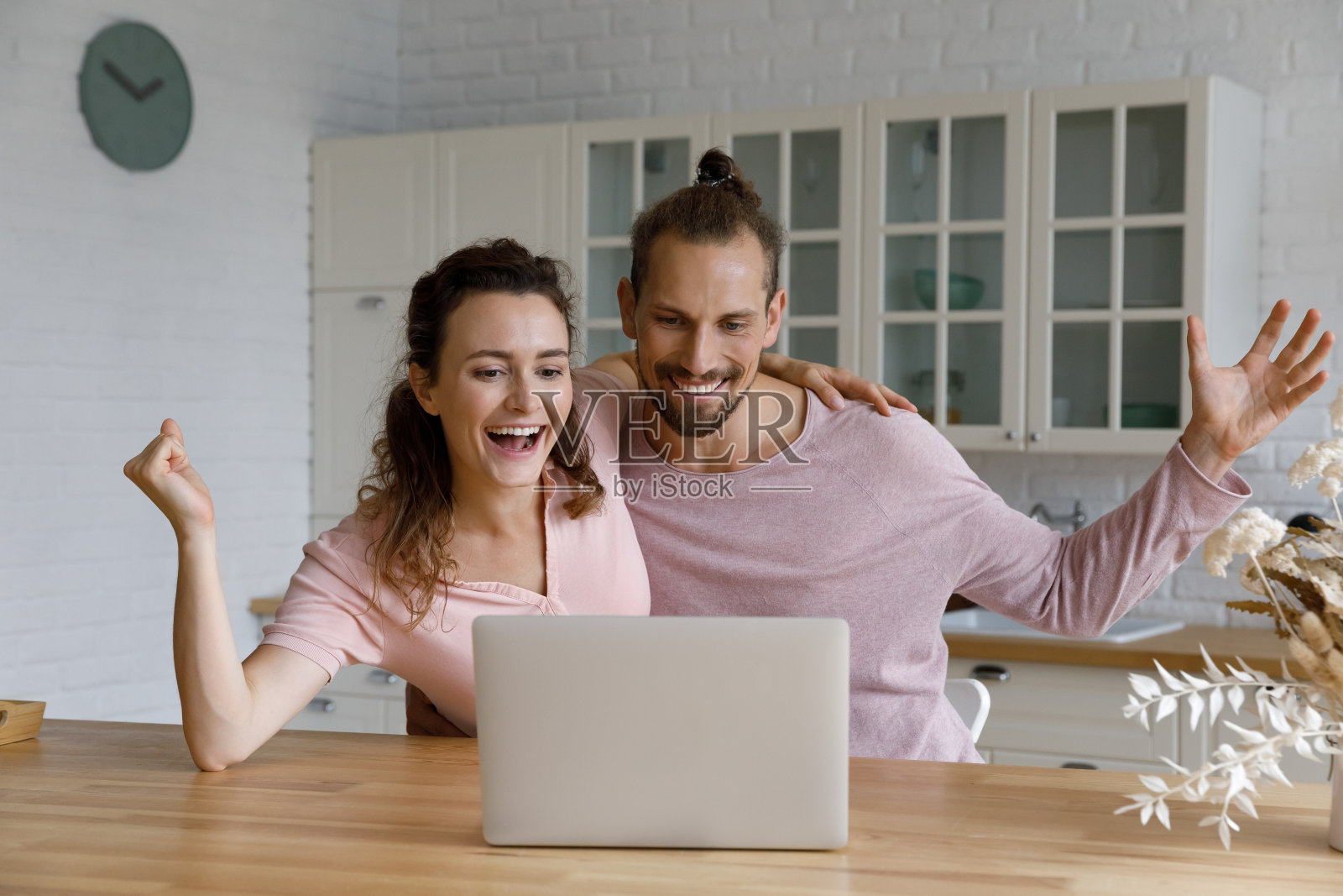 兴高采烈的情侣庆祝在电脑上实现照片摄影图片