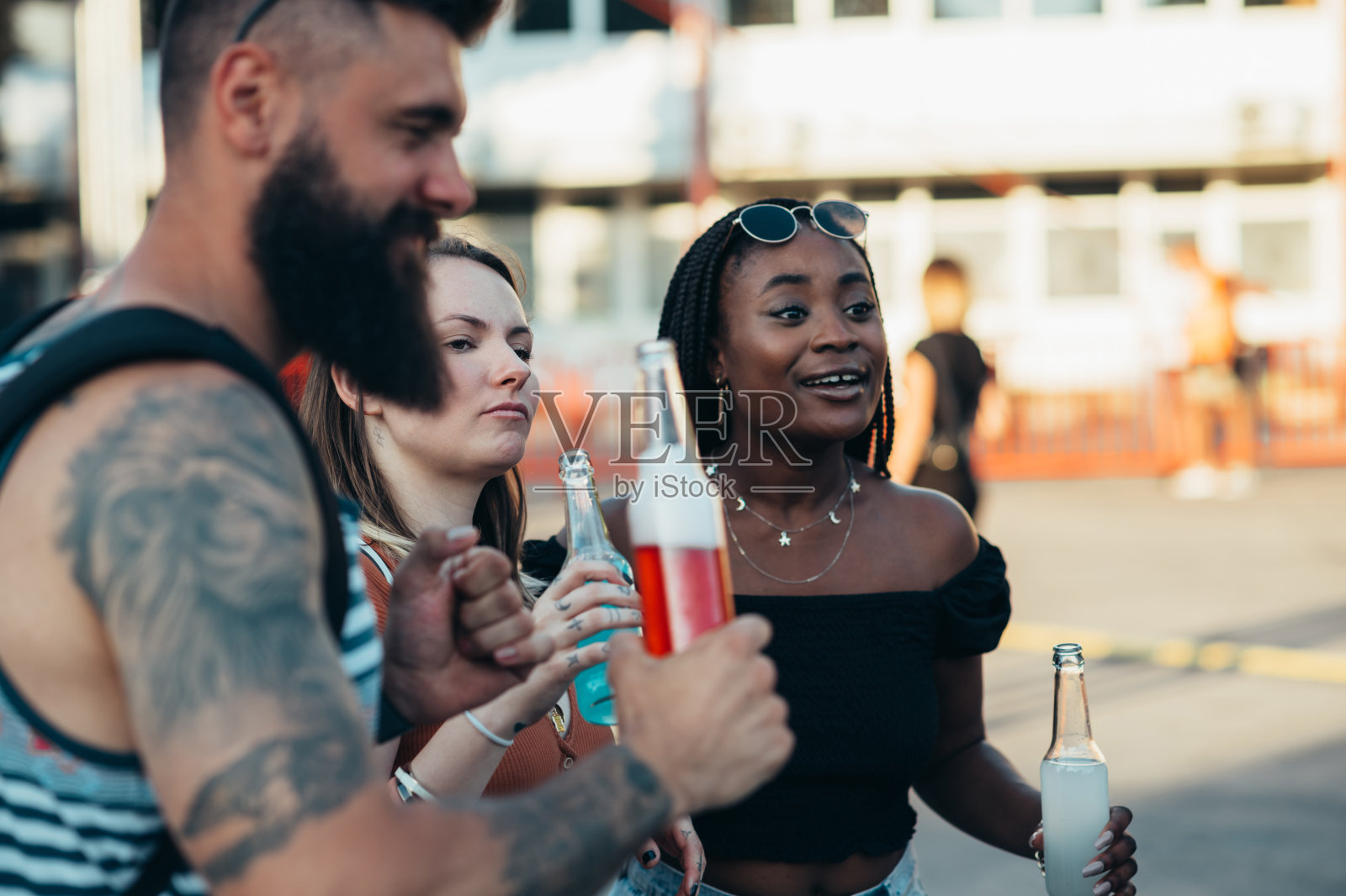 一群朋友喝着鸡尾酒,在音乐节上玩得很开心照片摄影图片