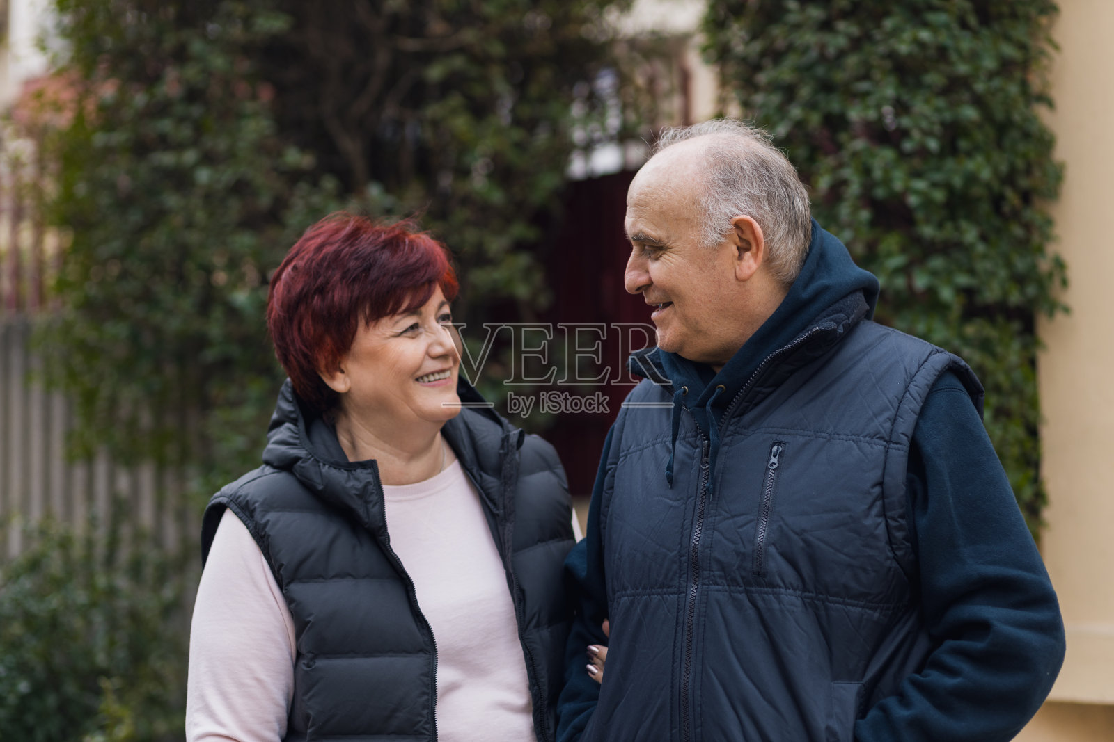 一对充满爱意地互相凝视的年长夫妇肖像照片摄影图片