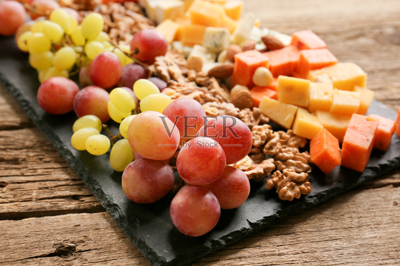 芝士盘配上各种开胃菜照片摄影图片