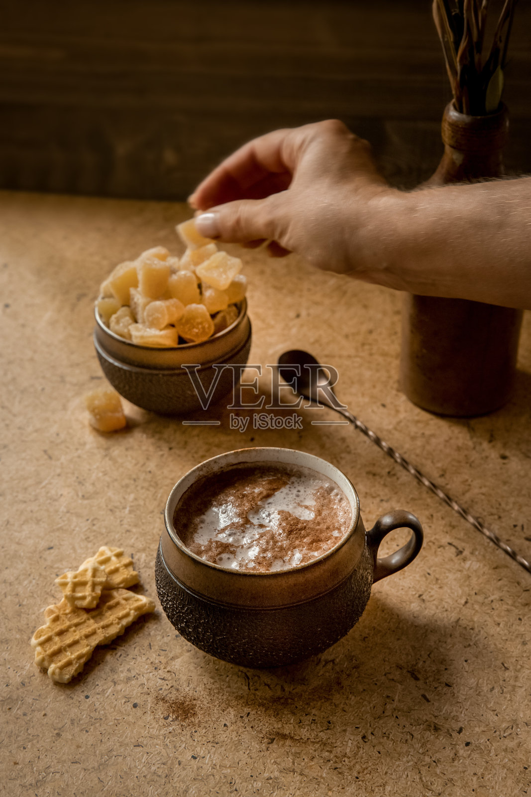 一杯新鲜芳香的自制热巧克力或可可作为早餐照片摄影图片