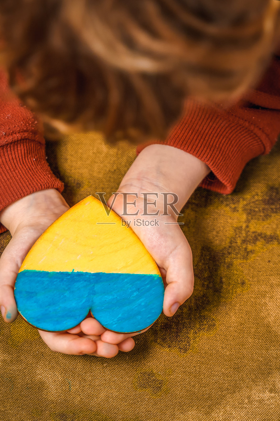 一个孩子手里拿着绘有乌克兰国旗颜色的心形图案照片摄影图片