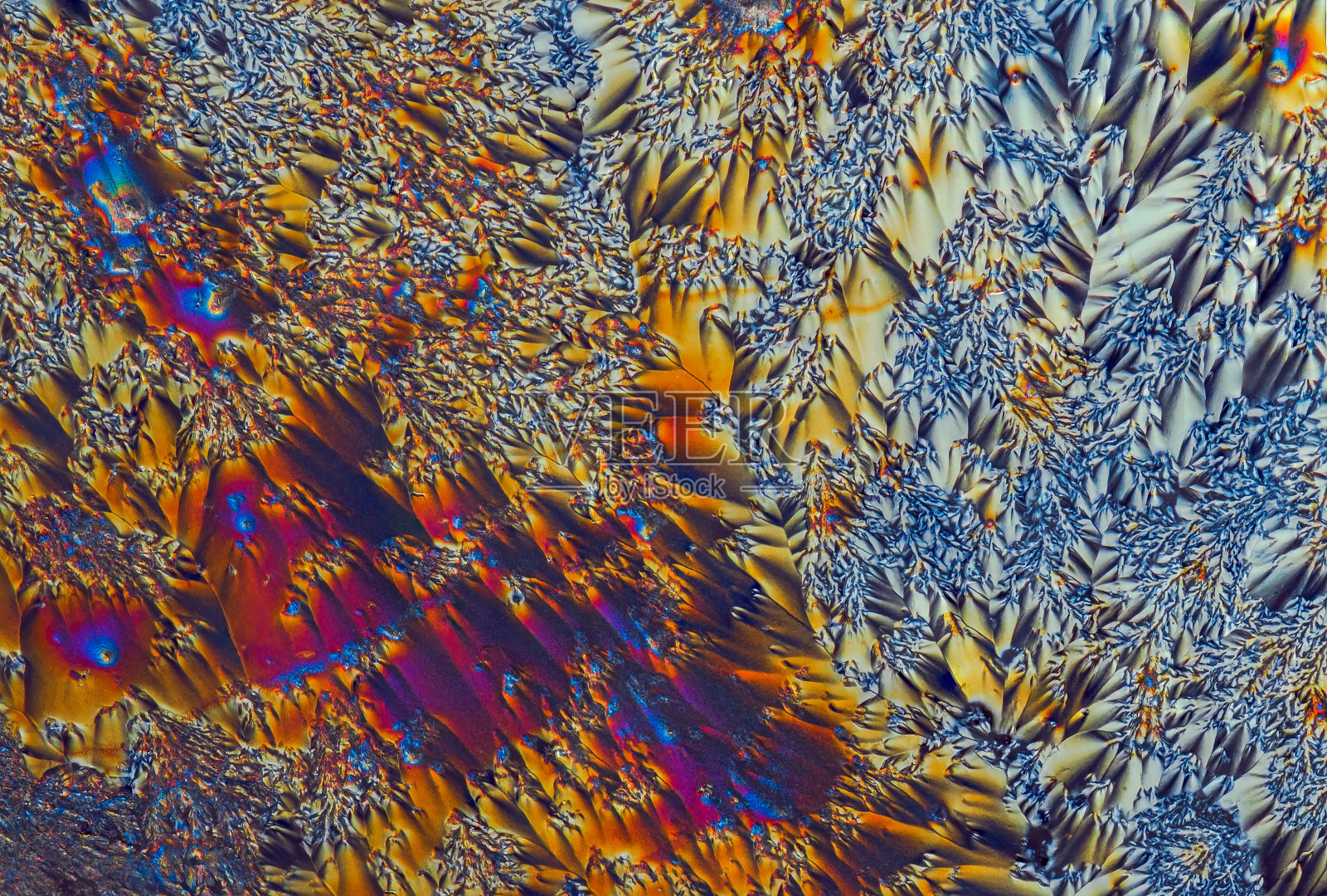 在放大率为10倍的显微镜物镜下,用偏振光照射形成抽象现代艺术图案的维生素C晶体的极微距照片照片摄影图片