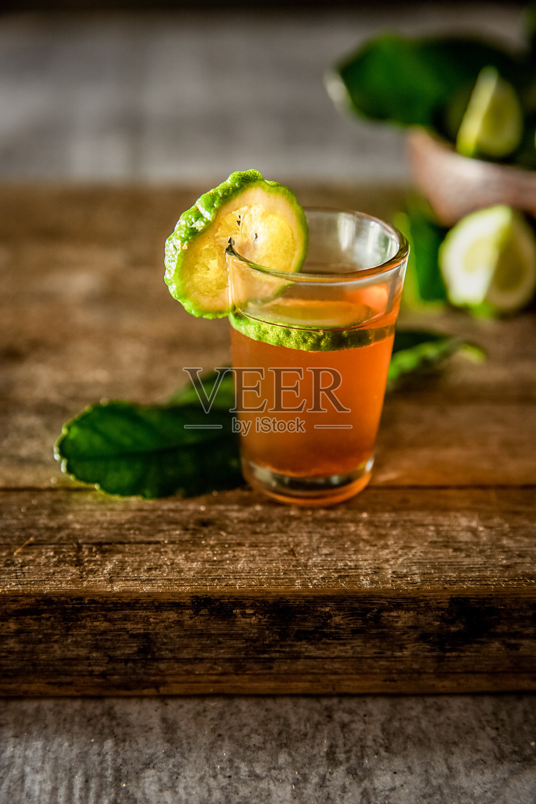 朗姆酒杯烈酒和酒瓶在深色木质背景下,富有豪华的酒吧氛围照片摄影图片