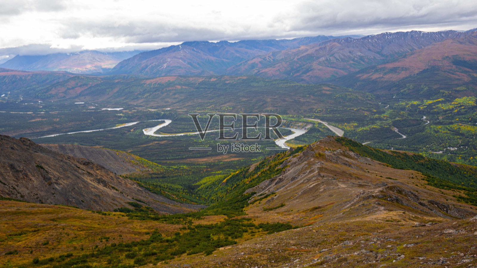 阿拉斯加山脉的夏季照片摄影图片