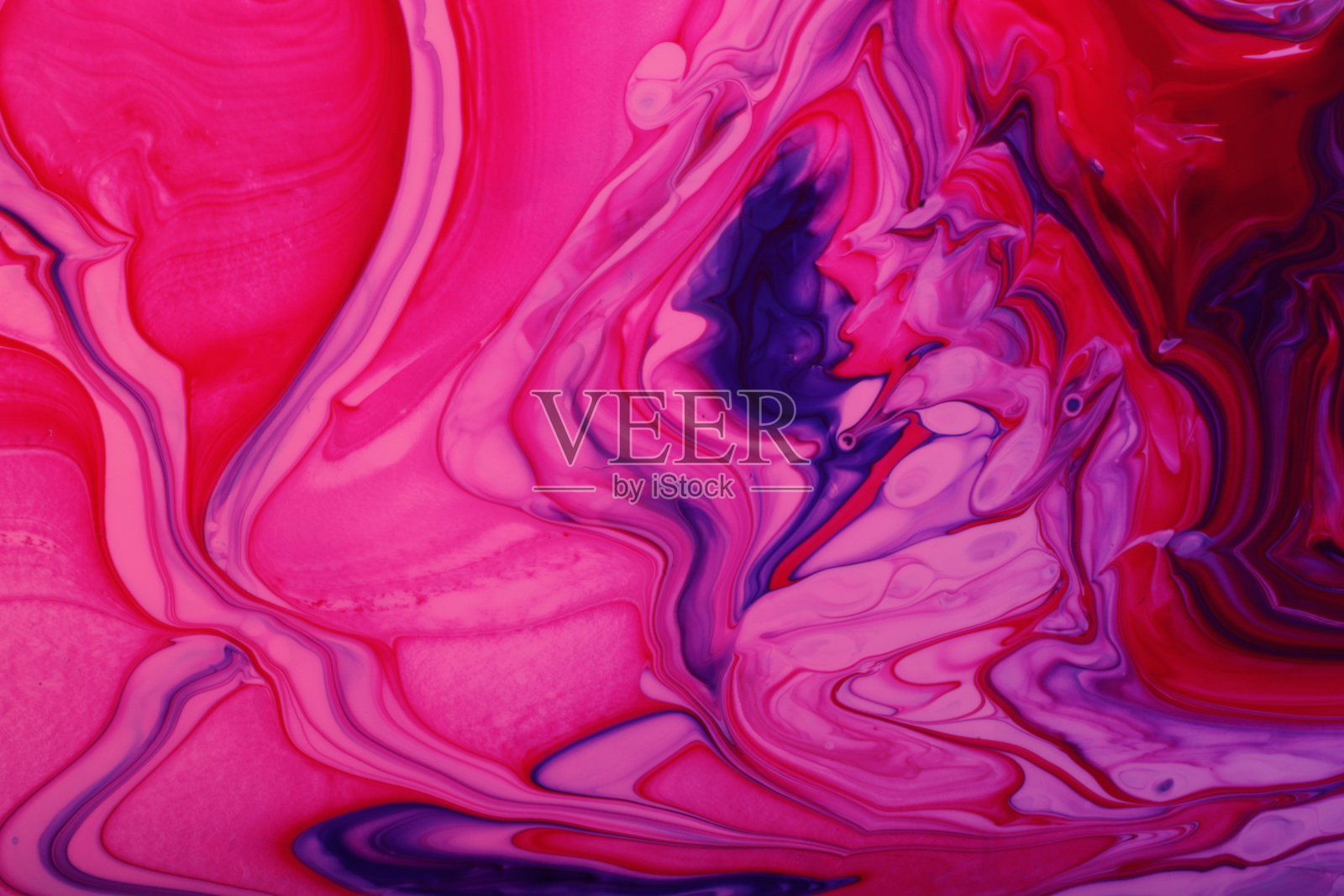 粉红色大理石背景与抽象污渍。粉红色和蓝色的混合指甲油。现代的背景。流体艺术技巧。适合放置文本或设计。倾注绘画艺术作品。微距摄影。照片摄影图片