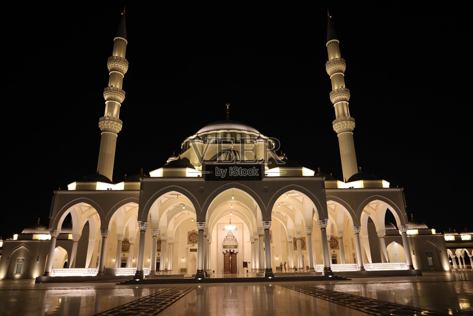 阿拉伯联合酋长国沙迦大清真寺夜景照片摄影图片