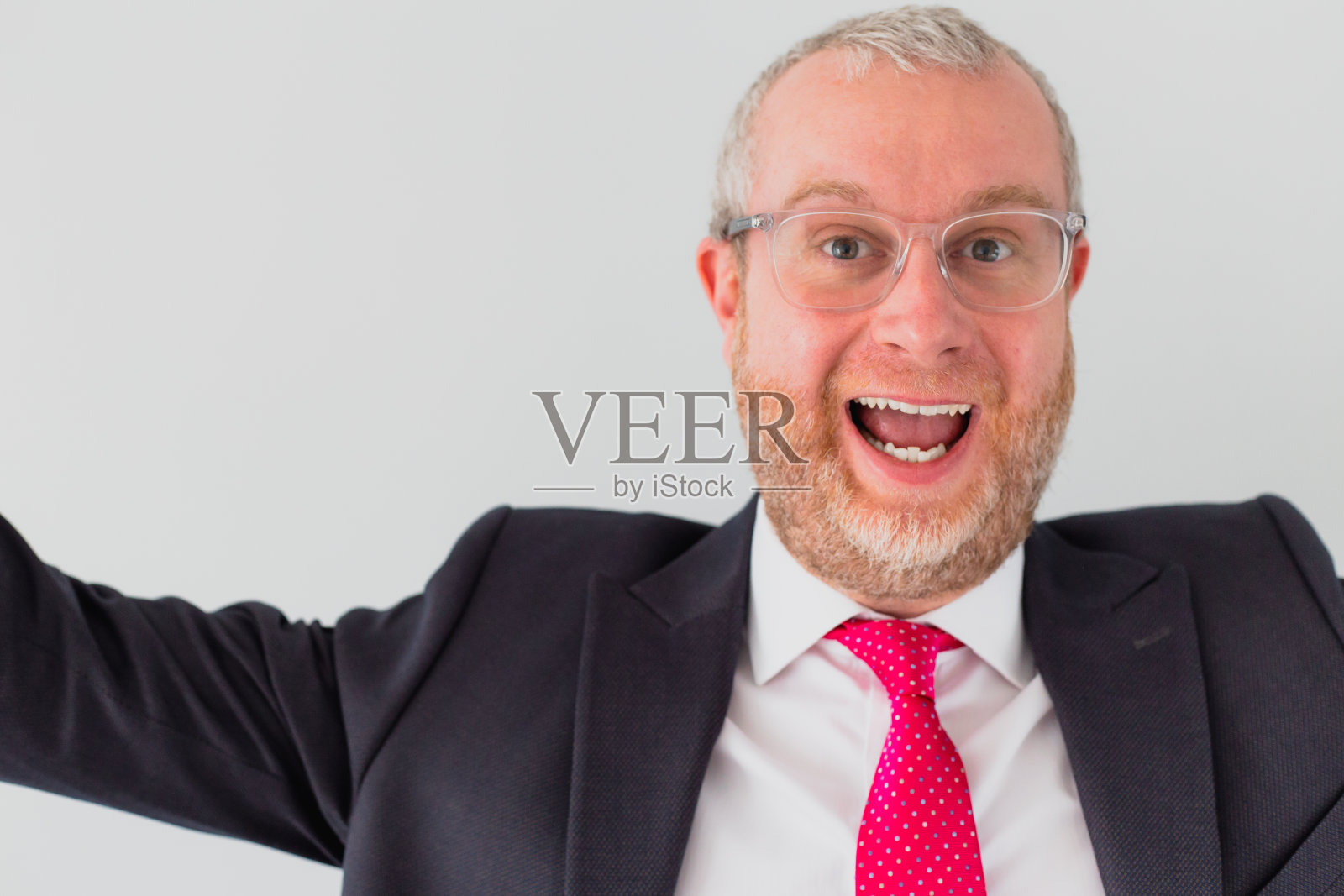 快乐的商人张开双臂庆祝照片摄影图片