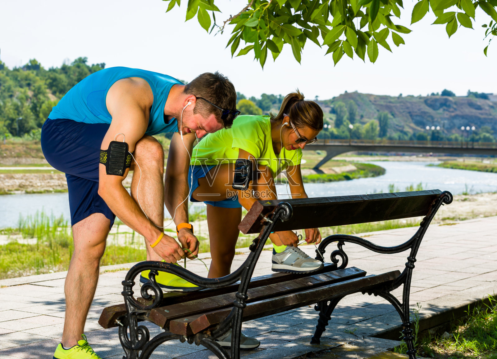 一对情侣在长椅上系鞋带照片摄影图片