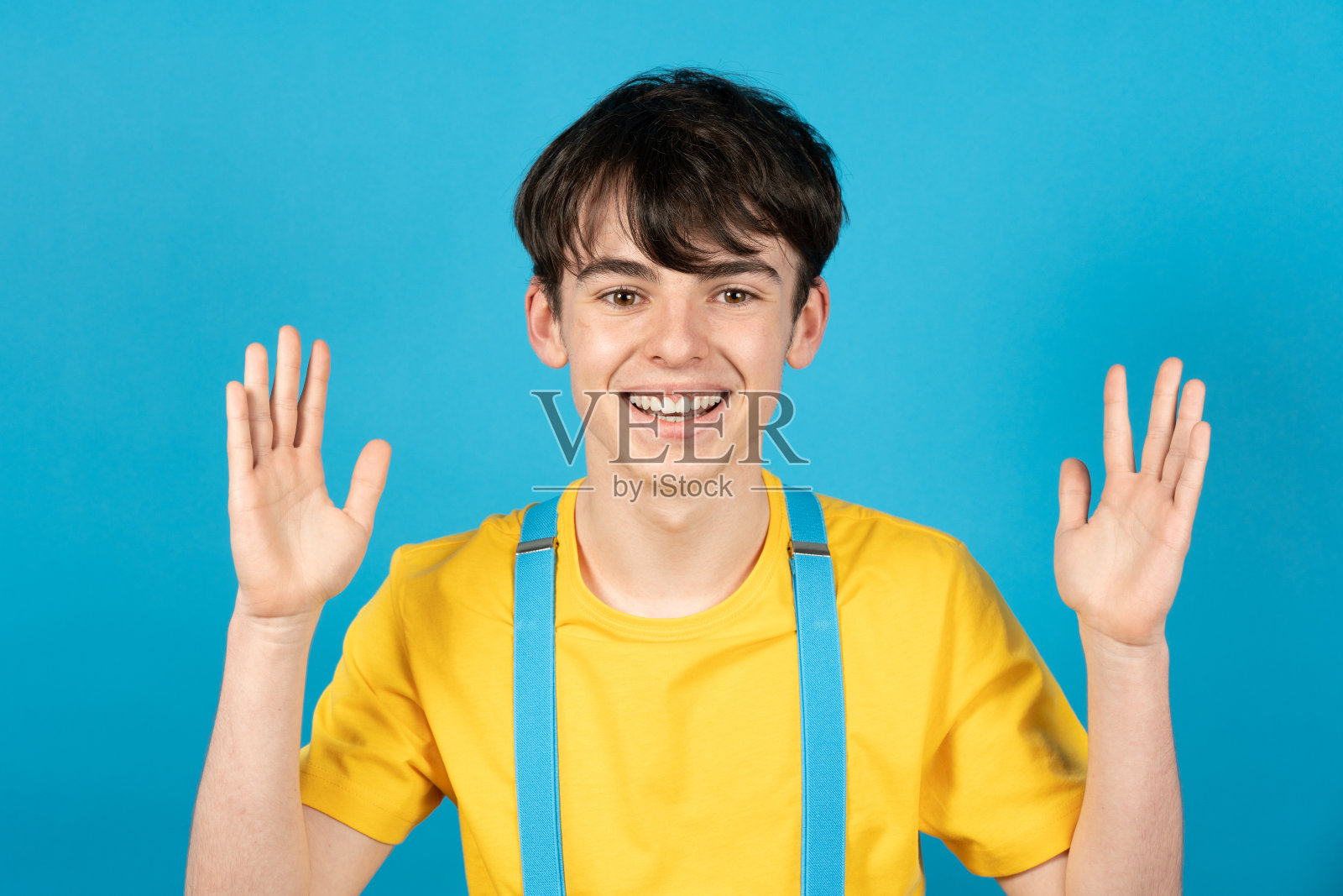 快乐的少年,举起双手照片摄影图片