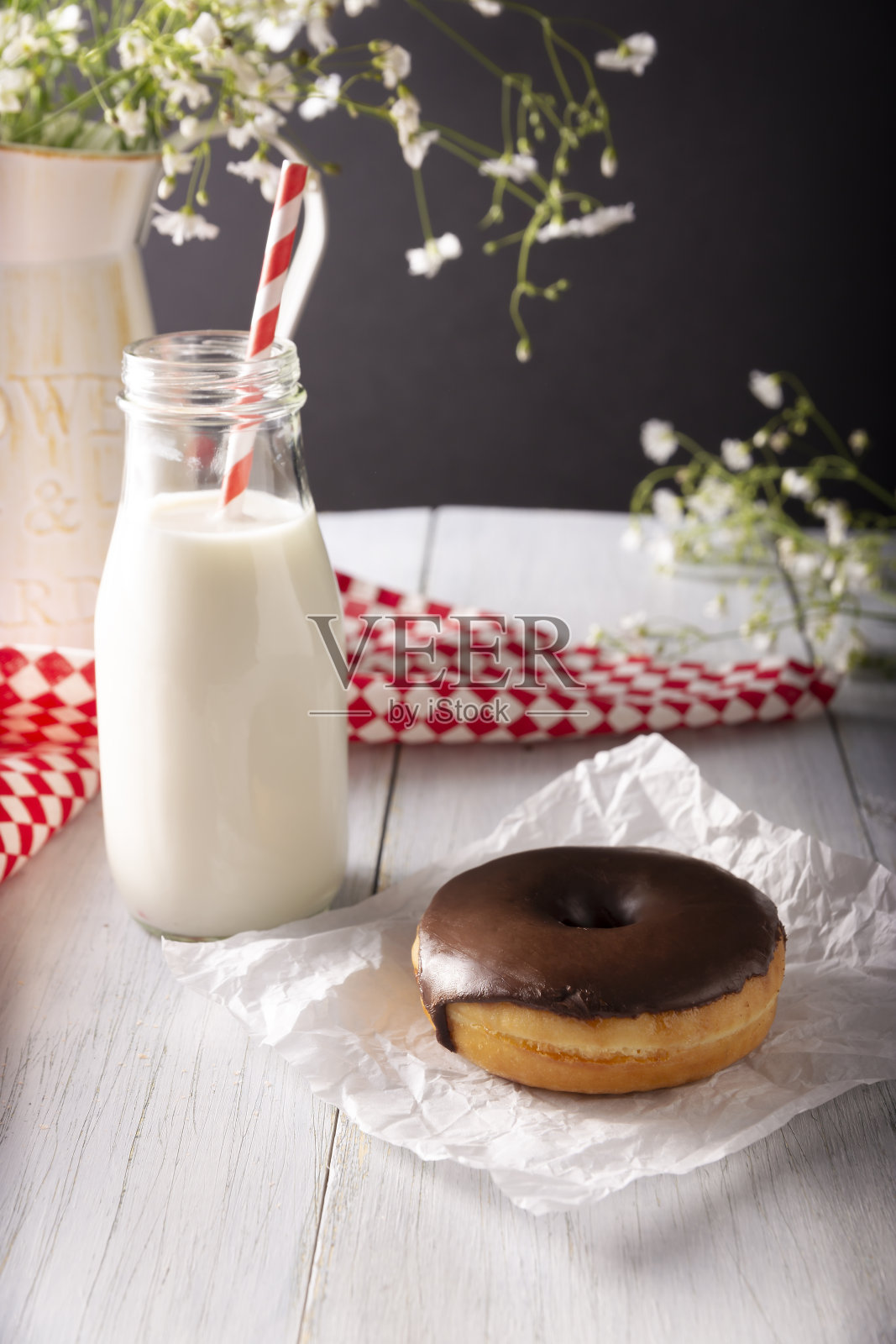 自制牛奶甜甜圈照片摄影图片