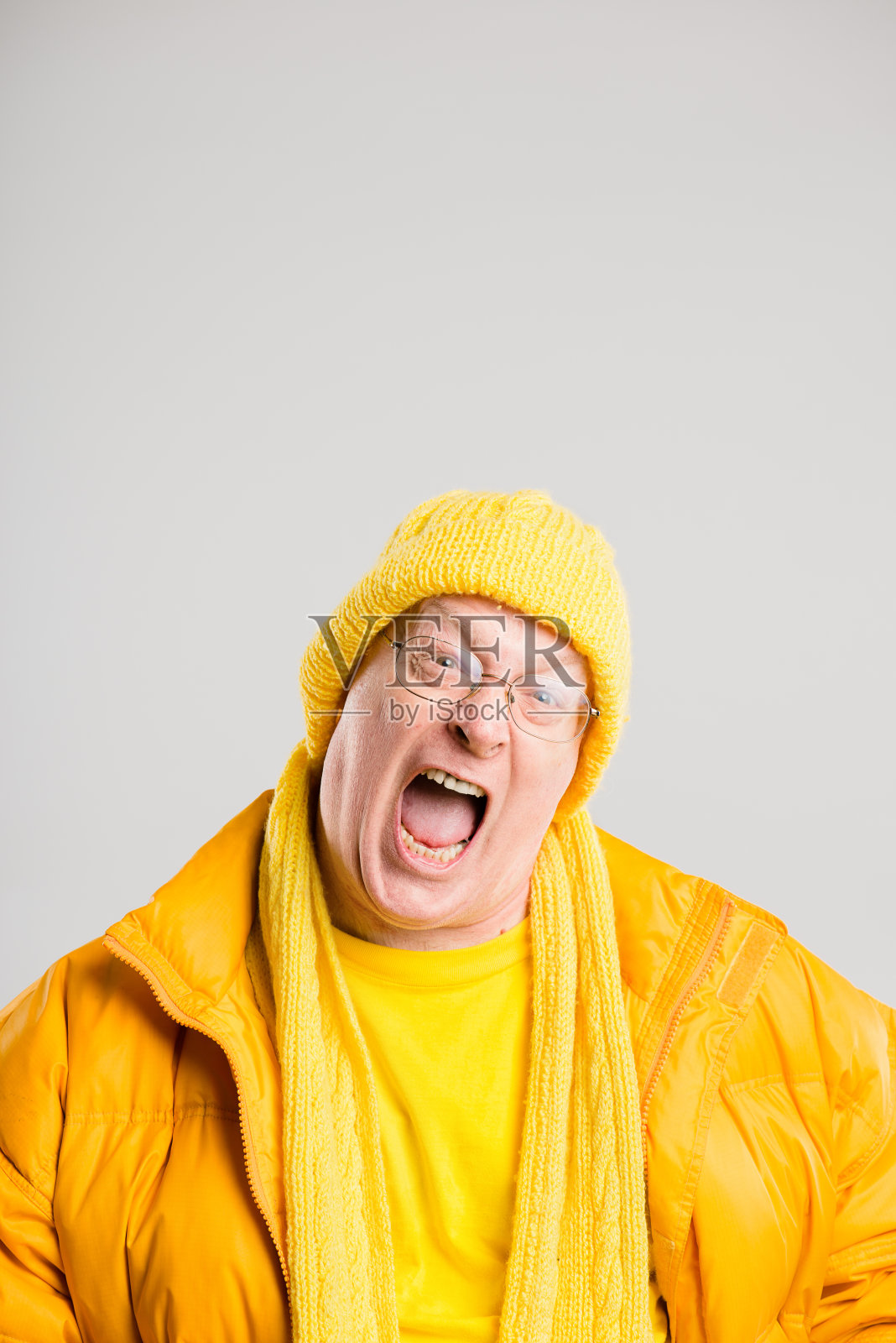 一个成熟男人独自站在演播室尖叫的镜头照片摄影图片