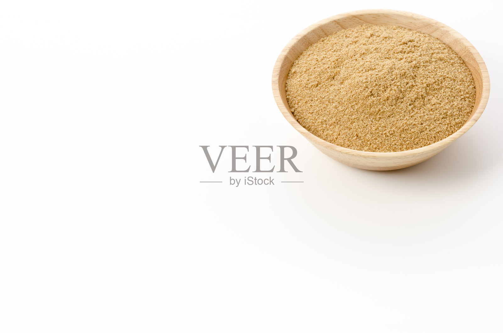 红糖粉放在白底木碗上照片摄影图片