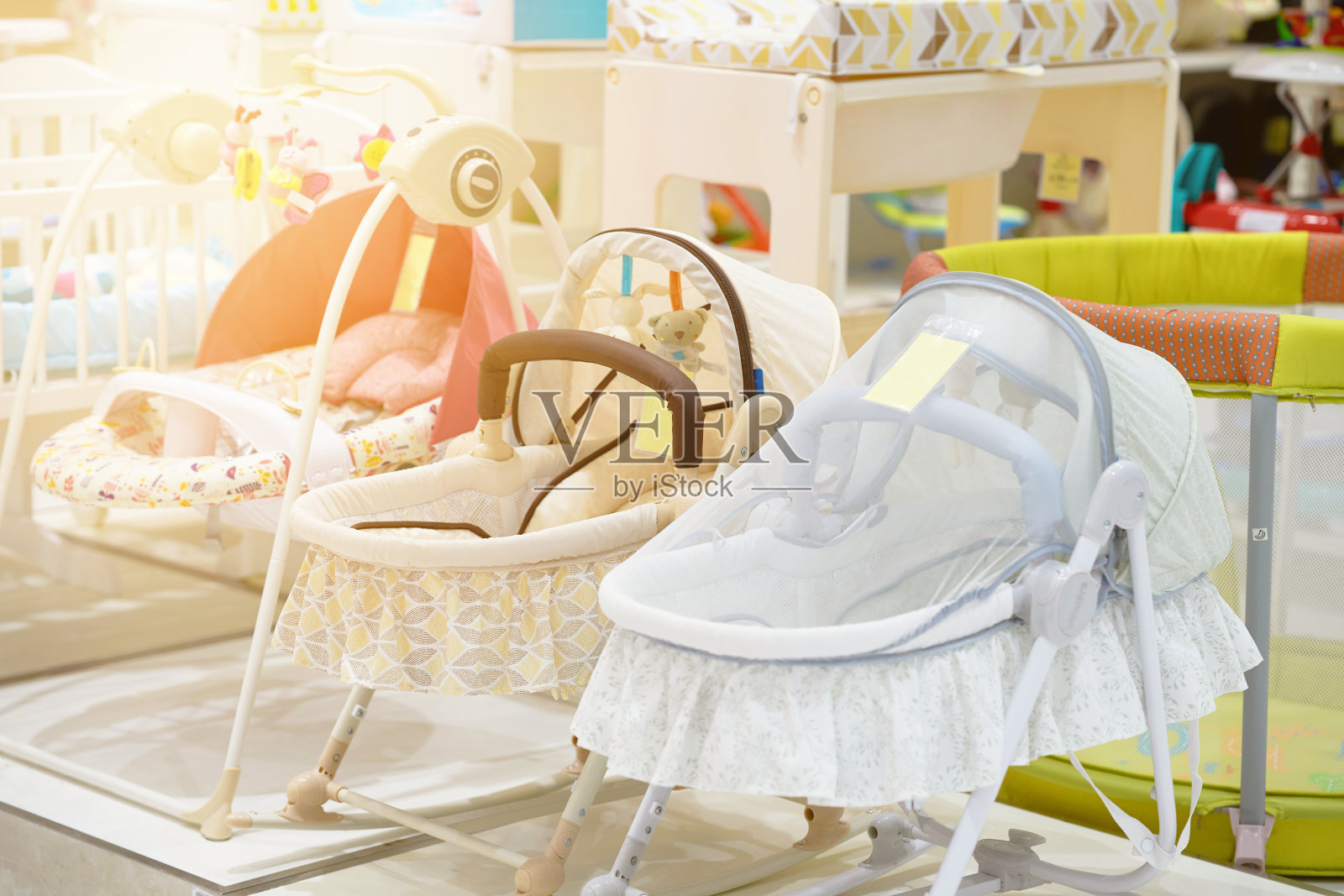 婴儿床或婴儿床有盖在商店出售照片摄影图片