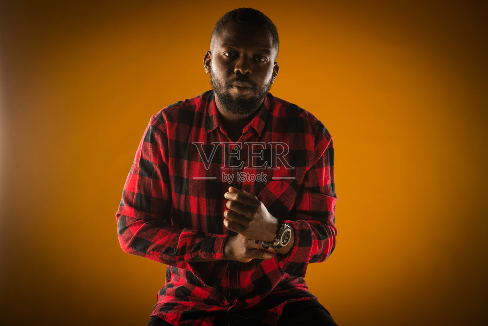 摆姿势,整理衣袖照片摄影图片