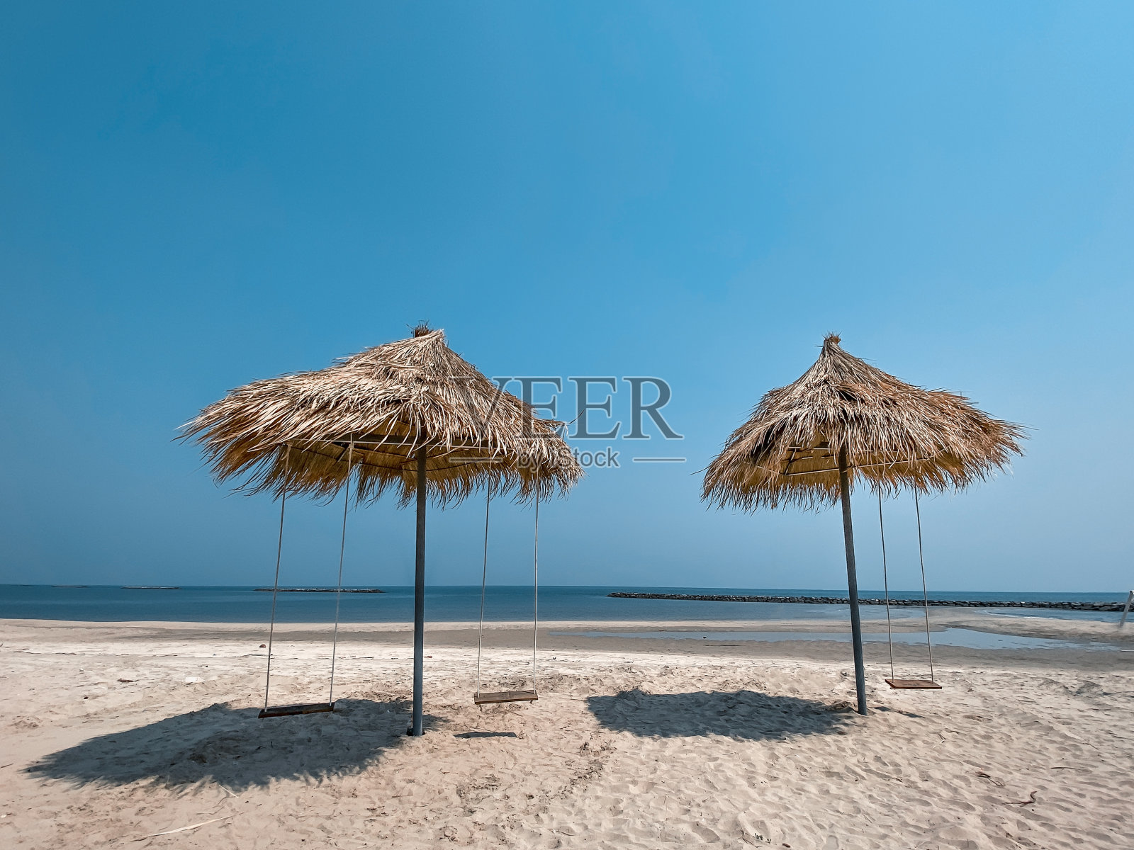 沙滩上的竹伞照片摄影图片