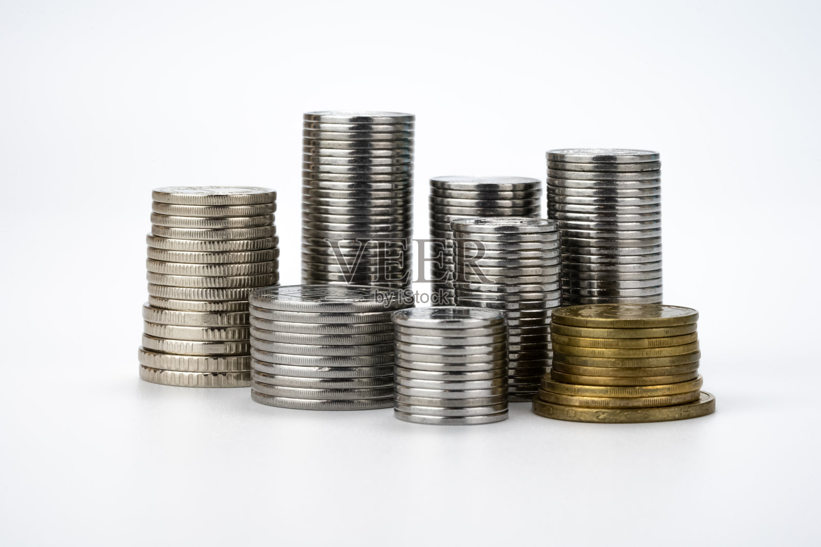 堆栈与白色背景上的硬币。节约金钱和经济概念照片摄影图片