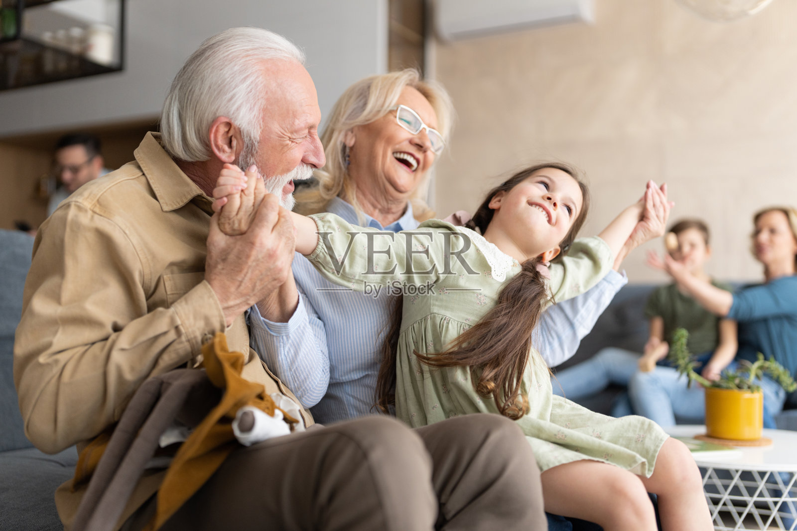 老夫妇带着孙女照片摄影图片