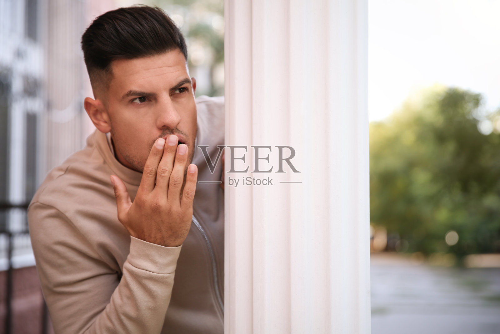 嫉妒的男人在户外监视前女友照片摄影图片