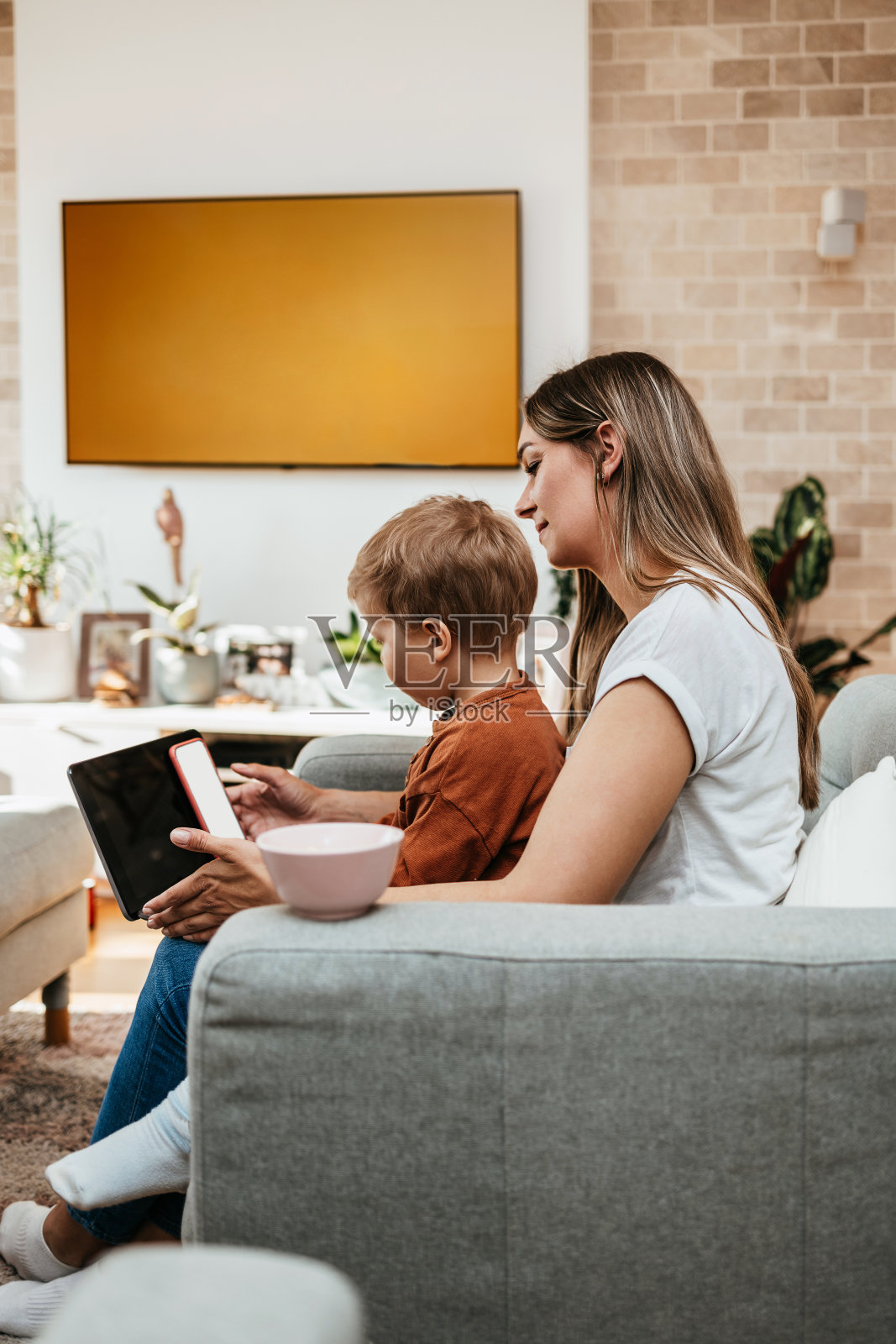 母子在家休闲或工作照片摄影图片