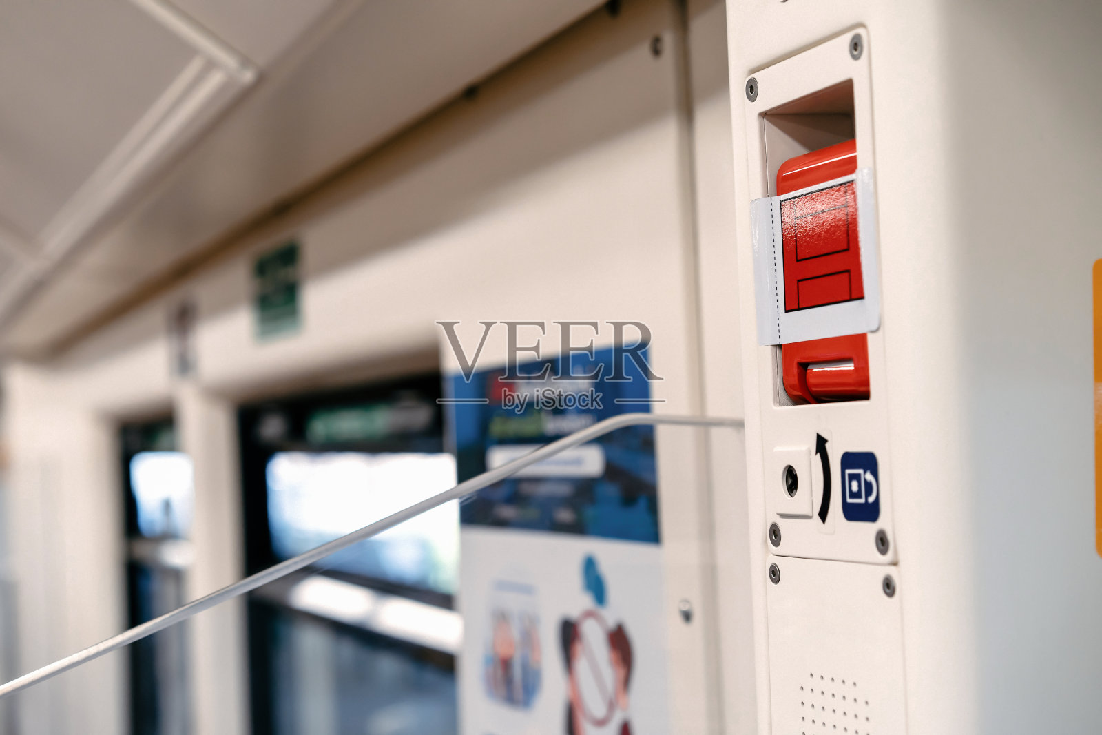 空中列车内部的红色应急门释放开关控制装置,就设置在门的旁边。照片摄影图片