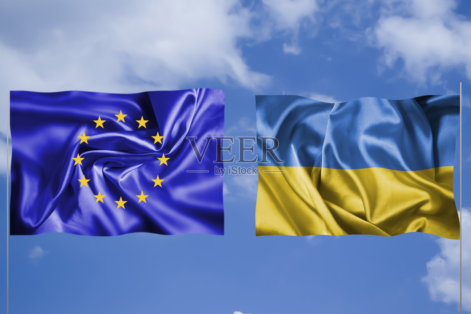天空中飘扬着欧盟国旗和乌克兰国旗照片摄影图片