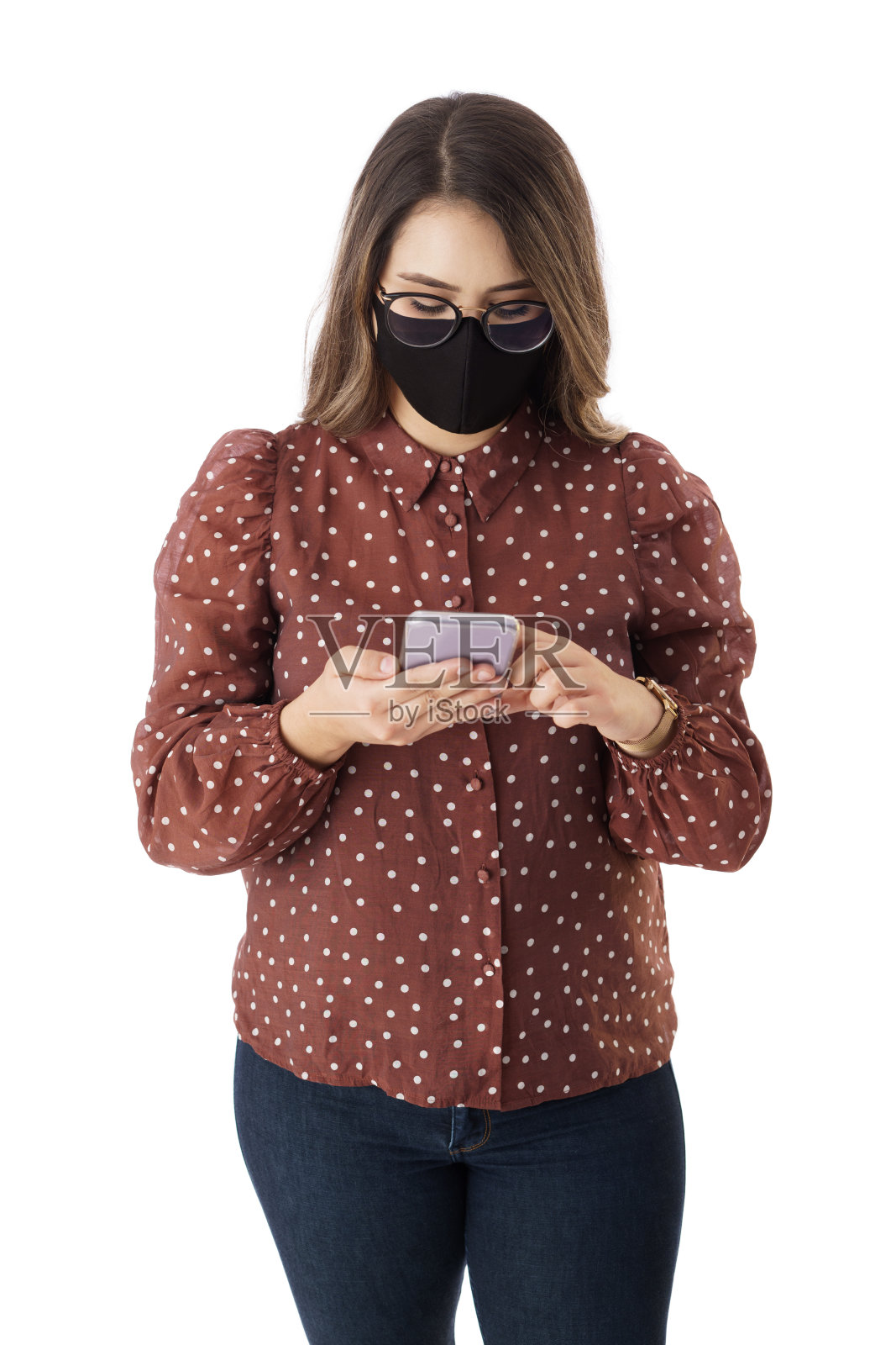 戴着口罩的年轻女子使用智能手机照片摄影图片