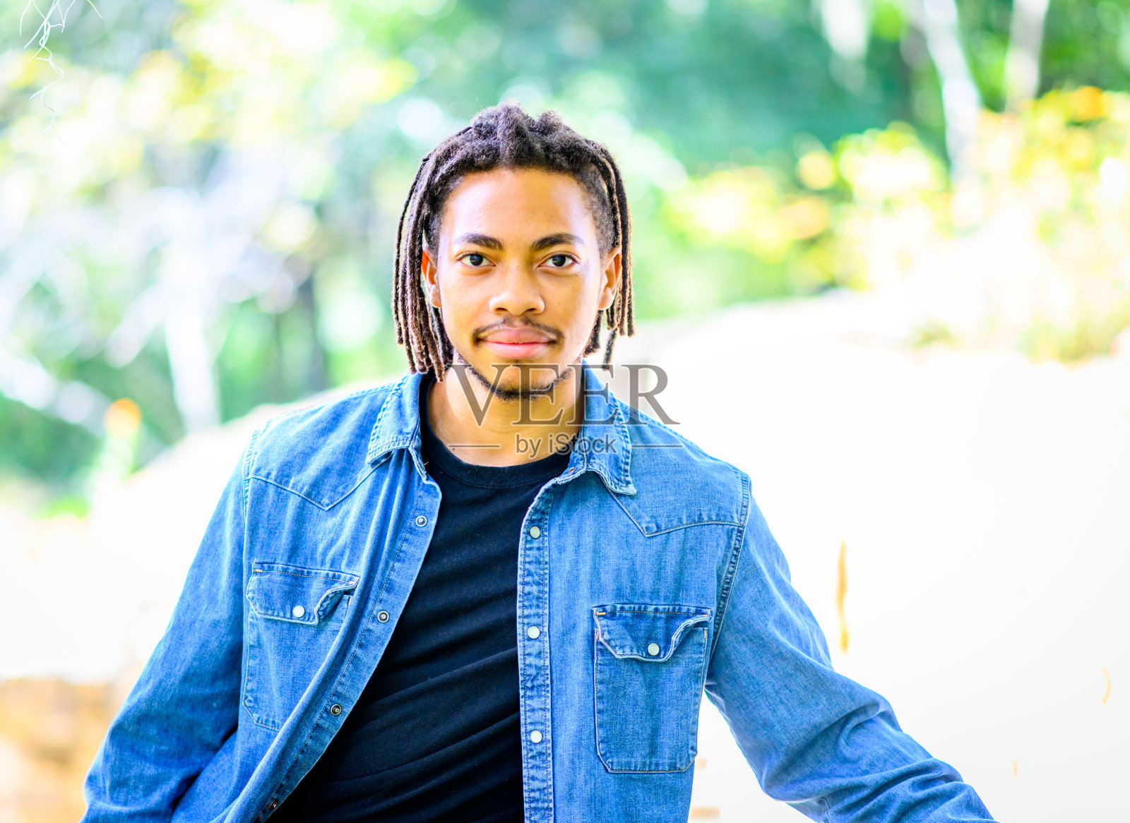 一个英俊的黑人青年在户外拍了一张偷拍的大头照照片摄影图片