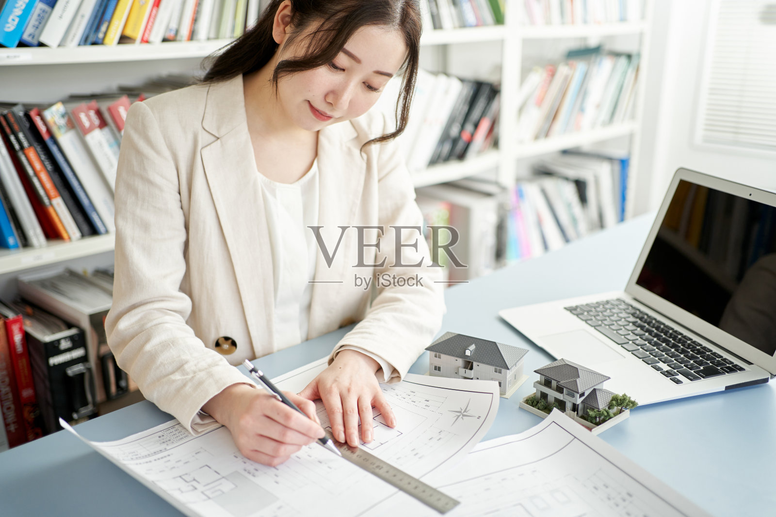 设计房屋的女建筑师照片摄影图片