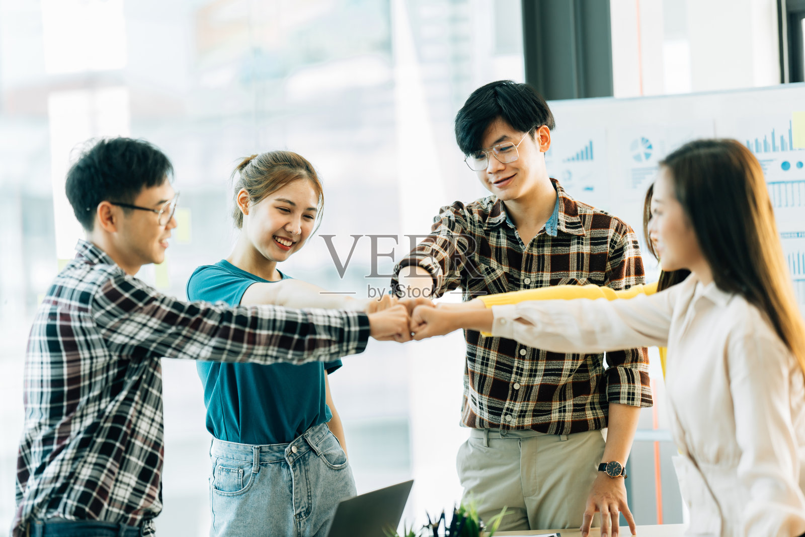 成功与获胜的理念,快乐的亚洲商业团队在办公室庆祝胜利。照片摄影图片