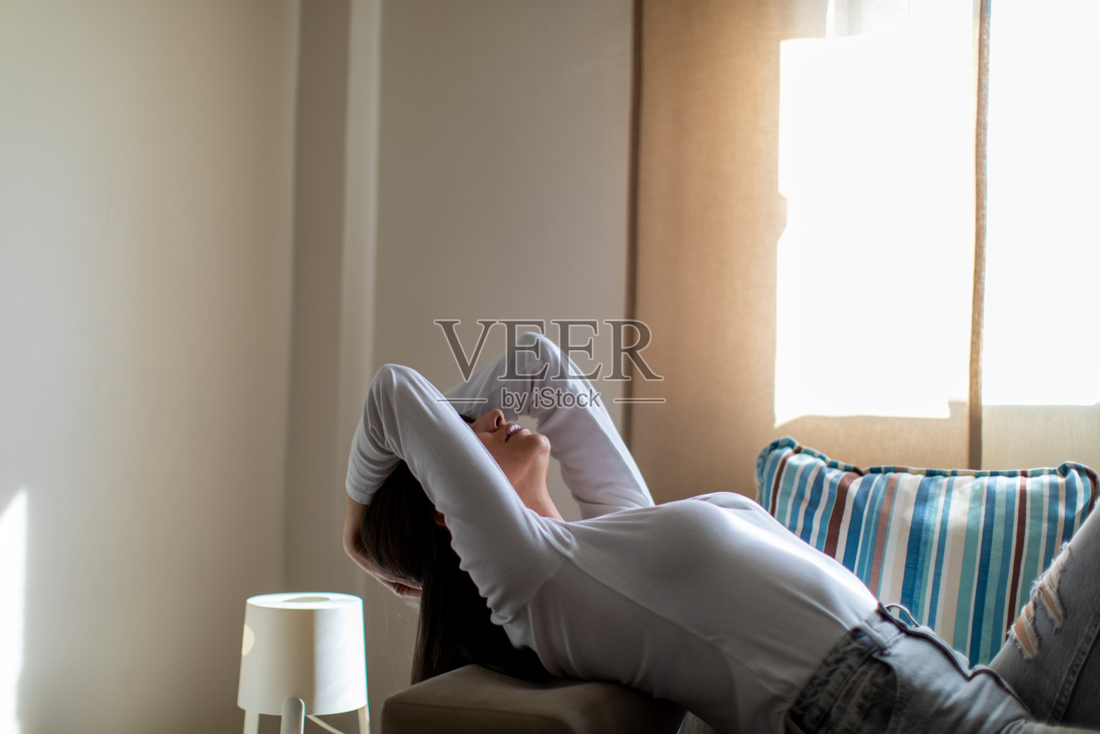 美丽的女人在沙发上放松照片摄影图片