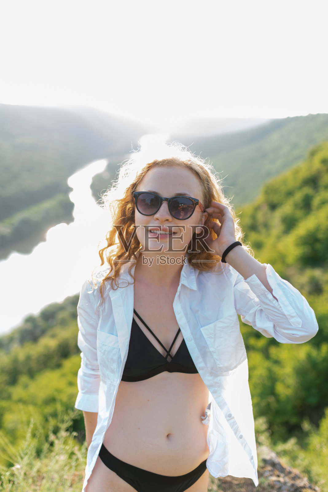 一个迷人的微笑着的女人正看着镜头照片摄影图片