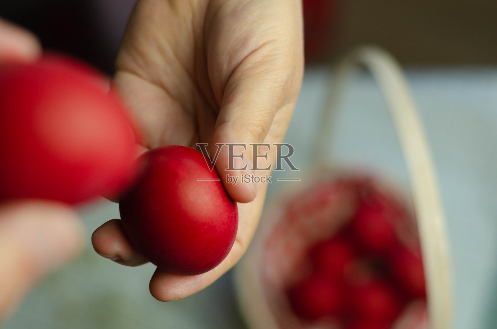 柳条篮子里的复活节红鸡蛋照片摄影图片