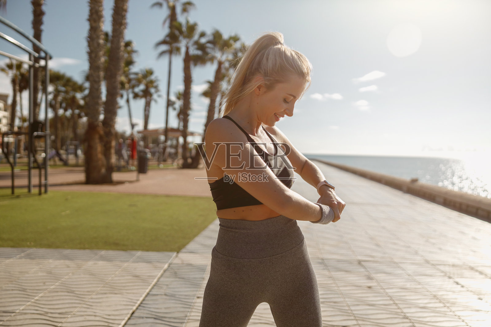 在美丽的海岸线附近锻炼的年轻女子照片摄影图片