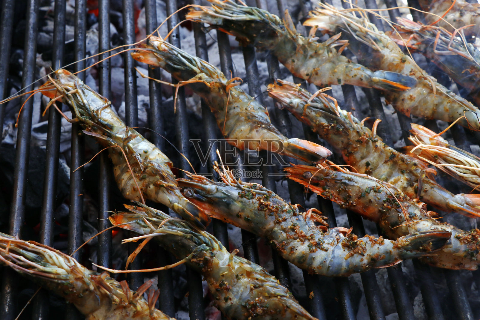 烧烤烤架上的大虾照片摄影图片