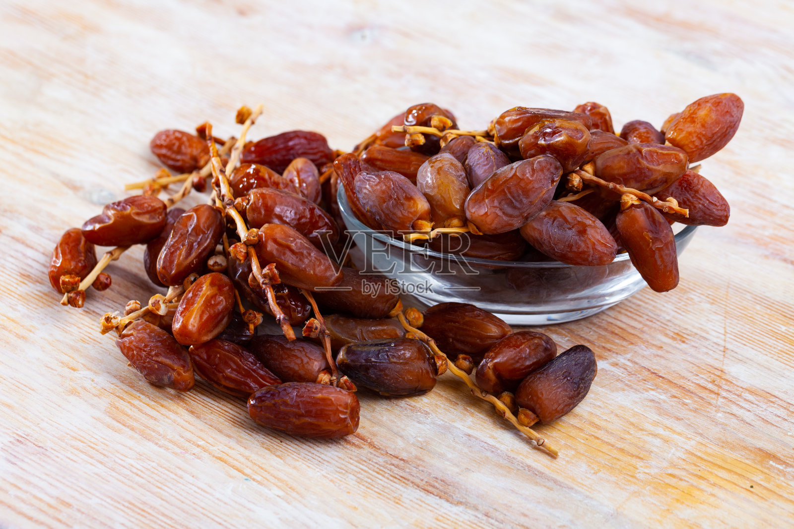 干枣在木制背景板照片摄影图片