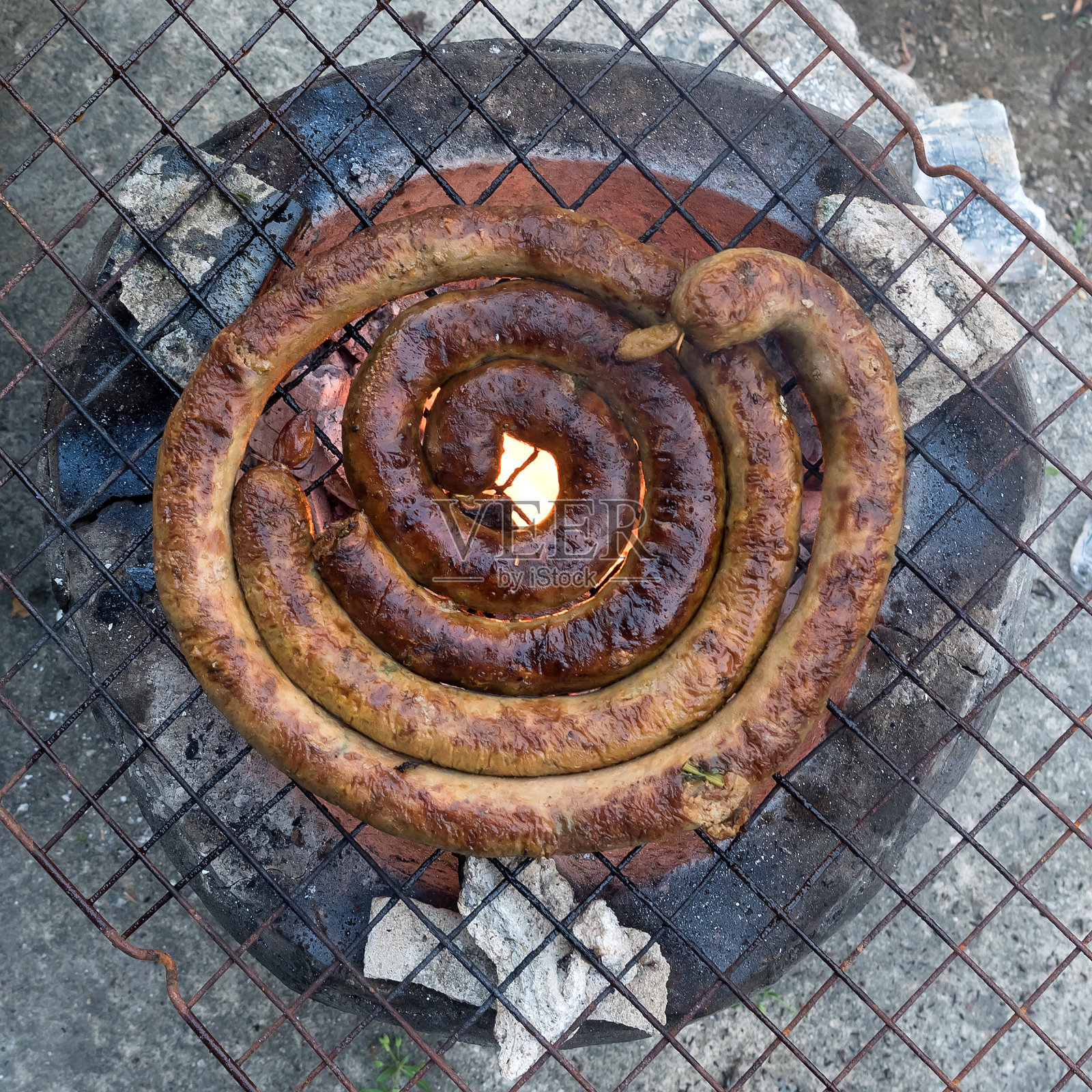 泰国香肠正在炉子上烤着作为晚餐。照片摄影图片