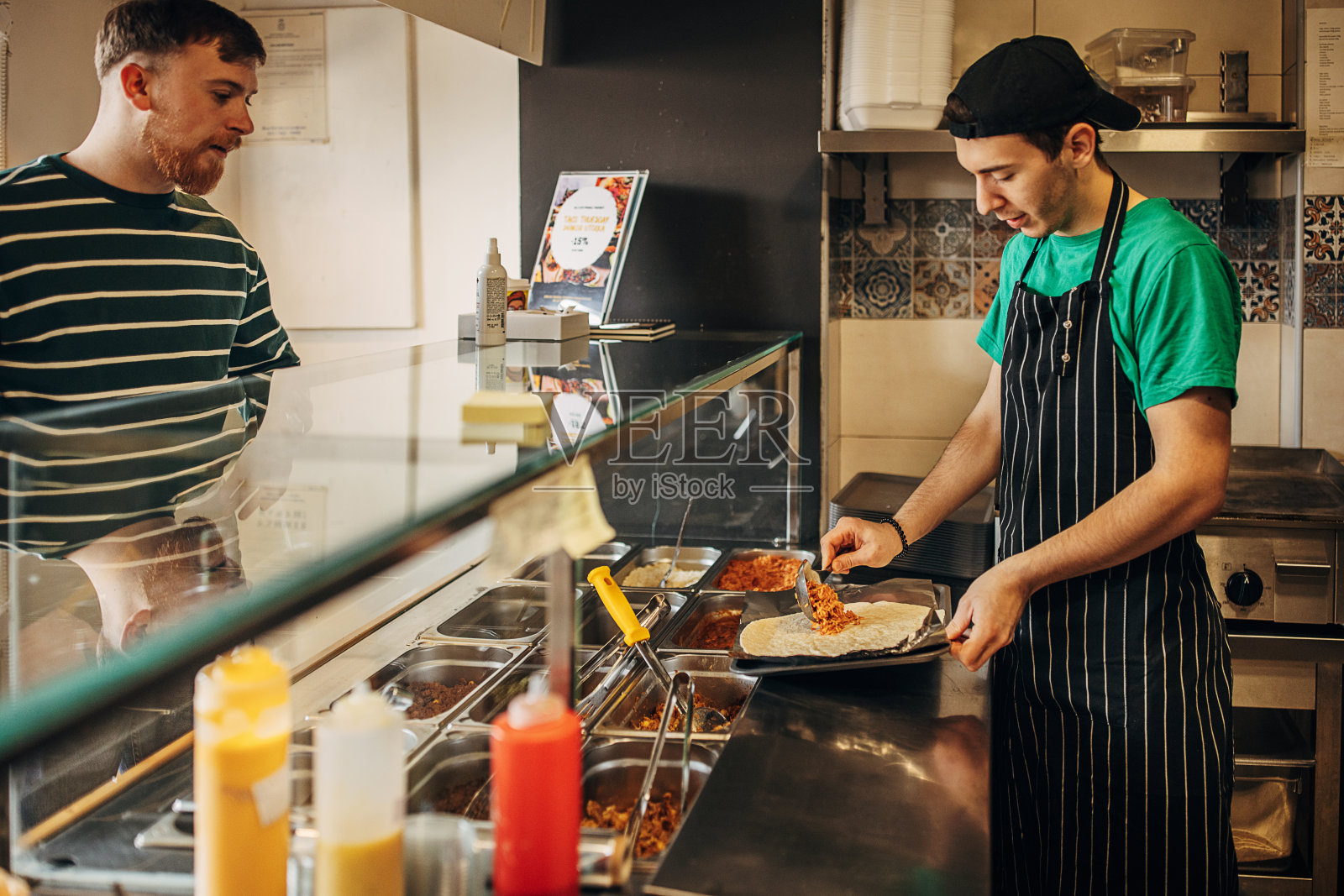 在快餐店工作的厨师照片摄影图片