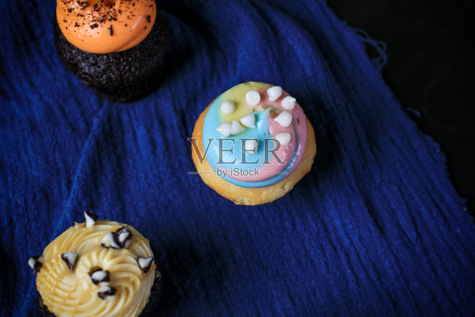 生日派对,黑色背景的美味蛋糕,配上巧克力和香草奶油。照片摄影图片