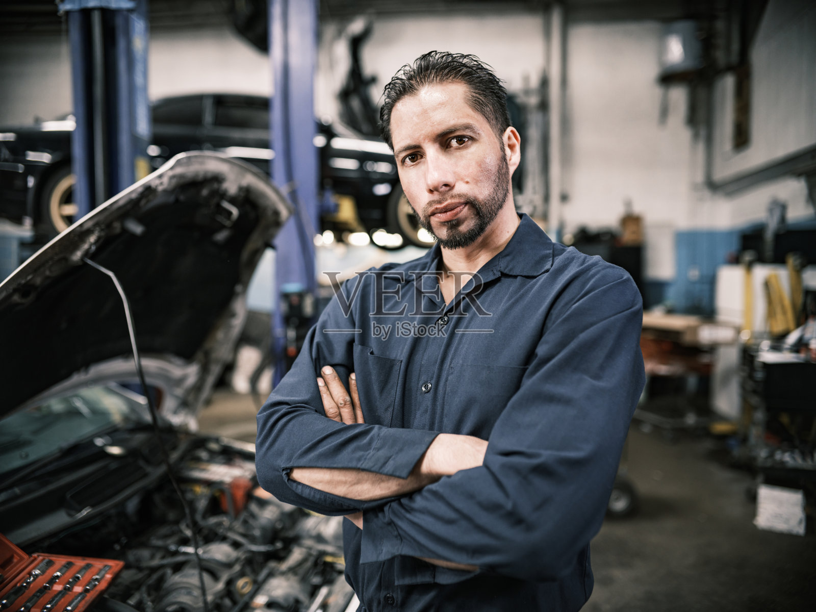 墨西哥男性机械师在他的店里照片摄影图片