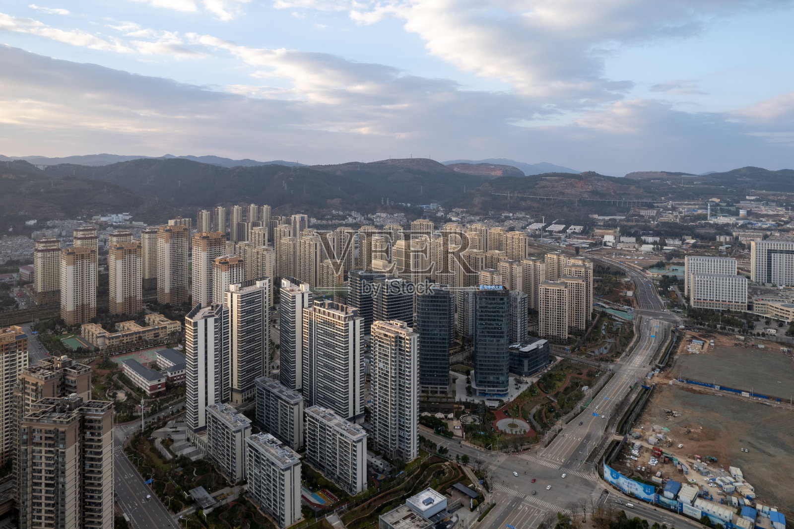 熙熙攘攘的城市里高楼大厦的日出天际线照片摄影图片