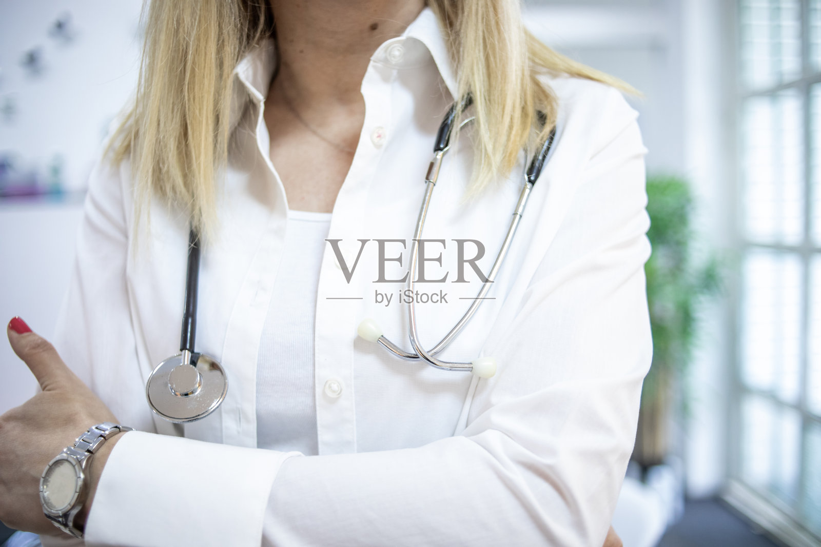 一幅医生双臂交叉站立的画像照片摄影图片