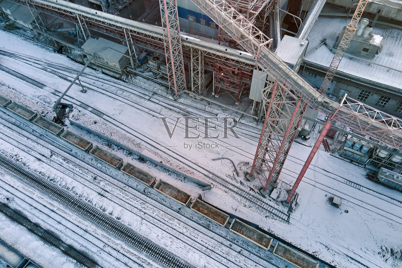 俯瞰矿山工厂装载建筑货物的火车车厢。铁路运输工业生产原料照片摄影图片