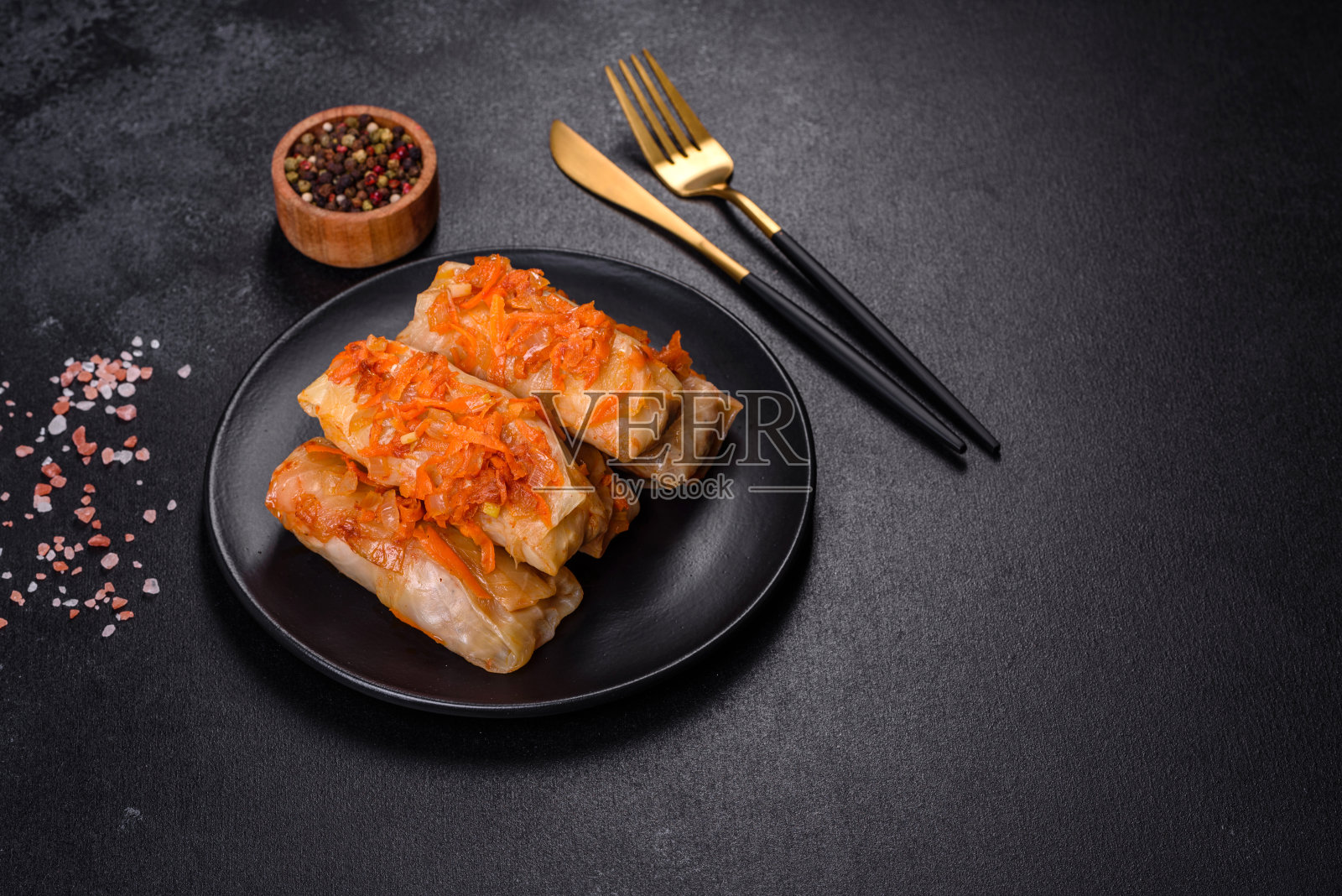 包着碎牛肉和番茄酱米饭的卷心菜卷照片摄影图片