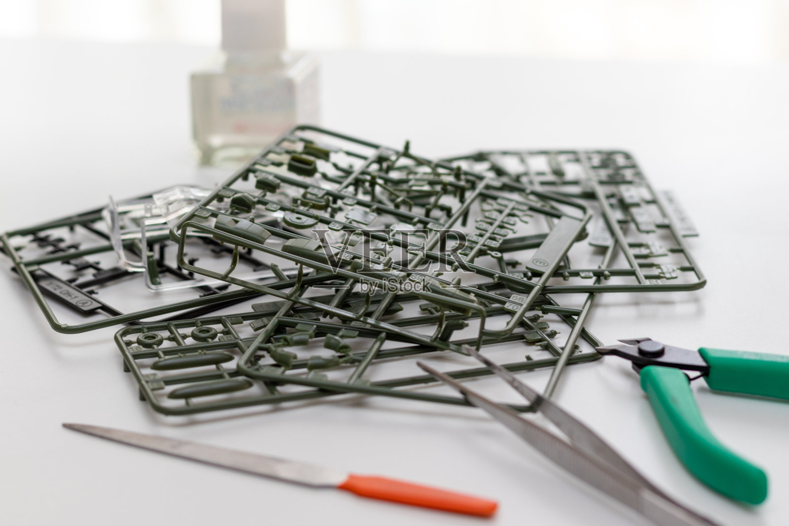 塑料模型零件和工具放在桌子上照片摄影图片