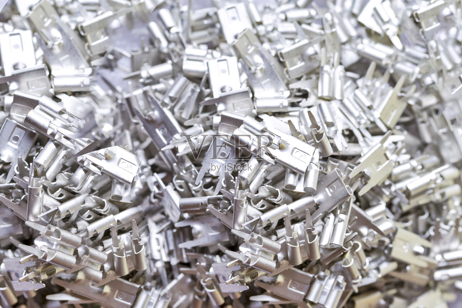 电子工业的概念。批量银镀锡外部连接器PCB散装放置在白色。照片摄影图片